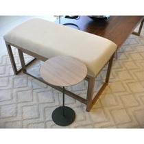 Mesa Lateral KARLA - ALTA, tampo redondo Itapuã e base Verde Oliva.