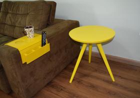 Mesa Lateral Tampo Laqueado Para Sala Tampo 60 cm Tripé Pés Palito