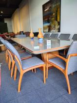 Mesa na Lacra 10 lugares na Cor Champanhe com 2 Cadeiras Chefe na Cabeceira Mesa na Lacra 10 lugares na Cor Champanhe com 2 Cadeiras Chefe na Cabeceira