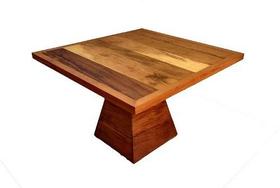 Mesa Quadrada com Base Triangular de Madeira Maciça Maquinada e Envernizada Mesa Quadrada com Base Triangular de Madeira Maciça Maquinada e Envernizada