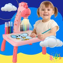 Mesinha Girafa Com Projetor De Desenho Interativo Infantil Lousa Mágica Mesa Girafinha de Brinquedo para Desenhar Pintar de Criança Rosa - Well kids