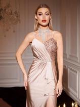 MGIACY Um vestido sem alças com fenda patchwork que serve bem