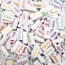 Miçanga Frases Passante Plaquinha Palavra Branca Letra Colorida 8x15mm 50un 40g Miçanga Frases Passante Plaquinha Palavra Branca Letra Colorida 8x15mm 50un 40g