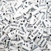Miçanga Frases Passante Plaquinha Palavra Branca Letra Preta 8x15mm 100un 80g Miçanga Frases Passante Plaquinha Palavra Branca Letra Preta 8x15mm 100un 80g
