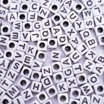 Miçanga Passante Dado Alfabeto Plástico Branco Letra Preta 6mm 300pçs 60g Miçanga Passante Dado Alfabeto Plástico Branco Letra Preta 6mm 300pçs 60g