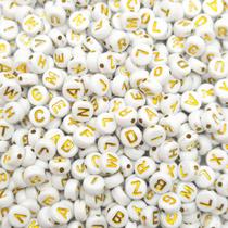 Miçanga Passante Redondo Alfabeto Acrílico Branco Letra Dourada 7mm 300pçs 45g Miçanga Passante Redondo Alfabeto Acrílico Branco Letra Dourada 7mm 300pçs 45g