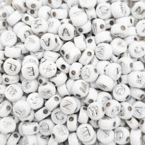 Miçanga Passante Redondo Alfabeto Plástico Branco Letra Prateada 7mm 100pçs 15g Miçanga Passante Redondo Alfabeto Plástico Branco Letra Prateada 7mm 100pçs 15g