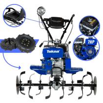Micro Trator Motocultivador Tobatinha À Gasolina Tekna TK-90R 212cc 7HP Motor 4 Tempos Profissional Com 24 Lâminas Cultivadoras Ideal Para Descompactação e Remexer Solo e Areia + Rodas de Transporte