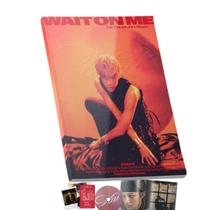 Mini álbum Wait On Me com photobook, CD, photocard e pôster Mini álbum Wait On Me com photobook, CD, photocard e pôster