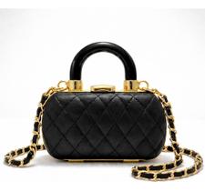 Mini Bolsa Feminina Matelassê com Corrente Tiracolo, Estrutura Rígida e Espelho Mini Bolsa Feminina Matelassê com Corrente Tiracolo, Estrutura Rígida e Espelho