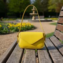 Mini Bolsa Tiracolo Feminina Com Flap Em V Ajustável