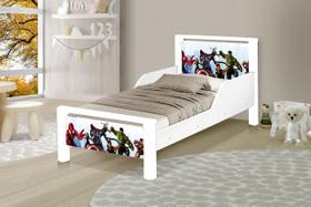 mini cama com proteção lateral com estrado e pés de madeira decoração heroi quarto infantil de menino