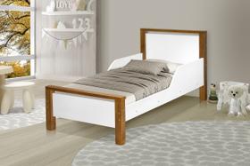 mini cama infantil para quarto com proteção lateral estrado e pé de madeira branco / amendoa