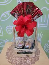 Mini cesta de presente biscoito e caneca personalizada