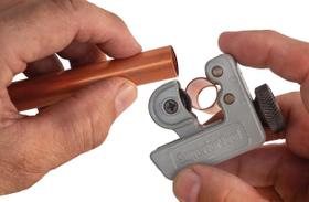 Mini cortador de tubos de diâmetro grande Superior Tool 35180 1-1/8" O.D. - Mini cortador de tubos de um e um oitavo de diâmetro externo, cinza