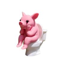 Mini Estátua de Porco no Banheiro Porquinho Sentado no Vaso Sanitário Decoração Divertida