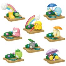 Mini estatueta Re-Ment Sumikko gurashi caminhando em um dia chuvoso