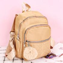 mini mochila 3 bolsos na cor bege médio com acessório no flash do bolso pequeno