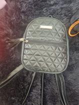 Mini mochila preta detalhada