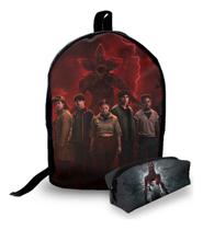 Mini Mochila Urbana + Estojo - Stranger Things Parte 5