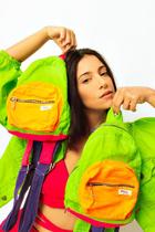 Mini Mochilinha Color Com alça regulável e fechamento em zíper de metal Mini Mochilinha Color Com alça regulável e fechamento em zíper de metal