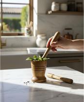 Mini Pilão De Madeira Artesanal 9 Cm Com Mão 14 Cmteixeira Cor:Marrom Mini Pilão De Madeira Artesanal 9 Cm Com Mão 14 Cmteixeira Cor:Marrom