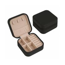 Mini Porta Joias Preto Revestimento em material sintético com Espaço para anéis e alianças Ganchos para colares e correntes