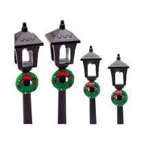 Mini Poste De Luz De Natal Preto Com Guirlanda Festiva E Decorações De Estátuas