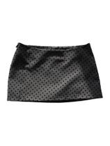 Mini saia MakeMechic Polka Dots, cintura baixa, corpo em cinza escuro