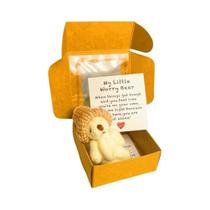 Mini Urso De Pelúcia Artesanal Em Caixa Com Cartão De Abraço Emocional Para Presente De Conforto