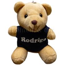 Mini Urso Marrom De Pelúcia 9cm c/ Roupa e Nome Estampada Mini Urso Marrom De Pelúcia 9cm c/ Roupa e Nome Estampada