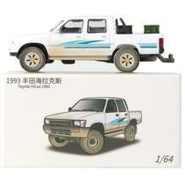 Miniatura - 1:64 - 1993 Toyota Hilux Branca com Poeira - JKM