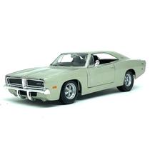 Miniatura Carro Dodge Charger R/T 1969 1/25 Prata Maisto 31256