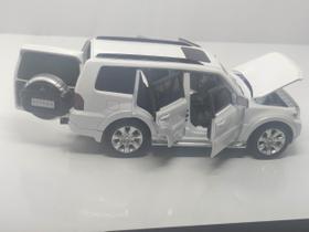 Miniatura carro mitsubishi pajero 1:32 abre 4 portas capo e malas acende farol