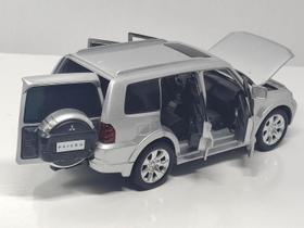 Miniatura carro mitsubishi pajero 1:32 abre 4 portas capo e malas acende farol