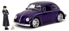 Miniatura Carro Volkswagen Beetle / Fusca c/ Figura Wandinha Addams e Coisa (1959) - Metals Die Cast - 1:24 - Jada Toys