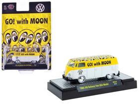 Miniatura Carro Volkswagen Delivery Van Kombi USA (1660) - "Mooneyes" - Hobby Specials - 1:64 - M2 Machines Miniatura Carro Volkswagen Delivery Van Kombi USA (1660) - "Mooneyes" - Hobby Specials - 1:64 - M2 Machines