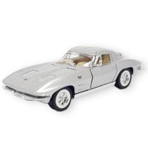 Miniatura Corvette Sting Ray 1963 Kinsmart 1/36 Metal e Fricção Prata.