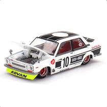 Miniatura Datsun 510 Kaido House XMM V1 Limited Escala 1:64 Mini GT Metal Diecast cor:branco