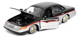 Miniatura De Metal Ford Crown Victoria Escala 1/24 Motormax