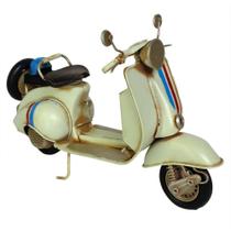 Miniatura de vespa em metal branca