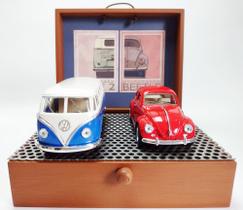 Miniatura decorativa com Fusca 1967 e Kombi 1962 Volkswagen Classical Bus em metal. Escala 1:32