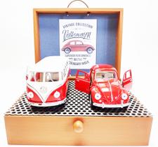 Miniatura decorativa com Kombi 1962 Volkswagen Classical Bus e Fusca 1967 em metal. Escala 1:32