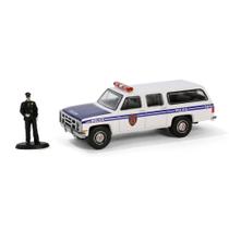 Miniatura GMC Suburban 2500 1985 New York Police - C/ Boneco - The Hobby Shop - Série 16 - Greenlight - 1:64 Miniatura GMC Suburban 2500 1985 New York Police - C/ Boneco - The Hobby Shop - Série 16 - Greenlight - 1:64