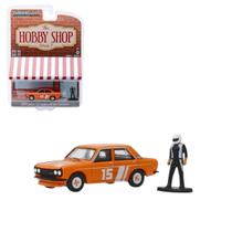 Miniatura greenlight - 1970 datsun 510 sedan with race car driver Miniatura greenlight - 1970 datsun 510 sedan with race car driver