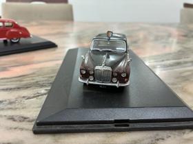 Miniatura Limousine Queen Daimler Elysabeth 1:43 Oxford