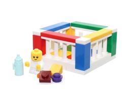 Minifigura LEGO City Baby em cercadinho colorido com brinquedos de 4,3 cm