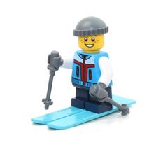 Minifigura LEGO Holiday Skier Boy com jaqueta de inverno com céu