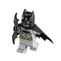 Minifigura LEGO Super Heróis - Batman Cinza com Batarang Minifigura LEGO Super Heróis - Batman Cinza com Batarang