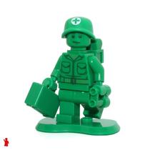 Minifigura LEGO Toy Story - Soldado Verde Médico com Mochila